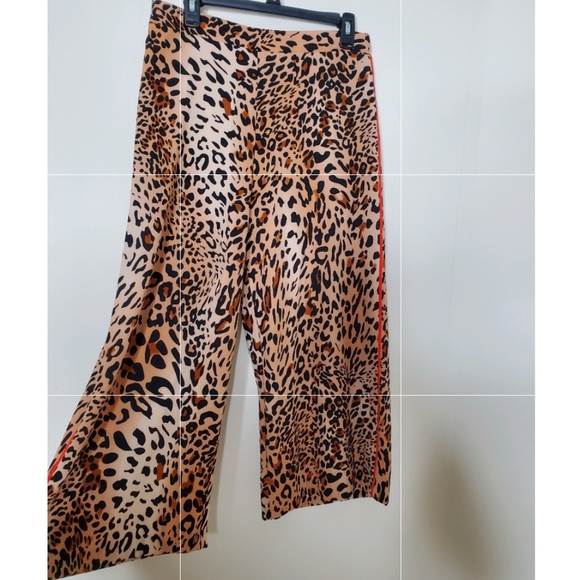unknown Pants - 5/25❤ Wide leg gaucho leopard capri pants M